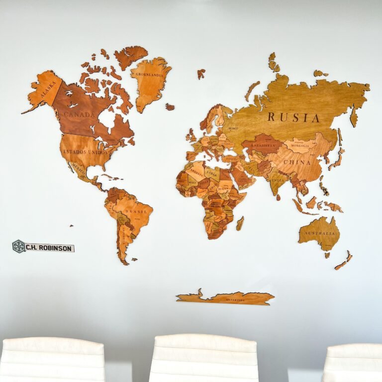 Mapa mundial 3D de madera clara con rótulos “RUSIA”, “CHINA” y “C.H. ROBINSON” en la pared.