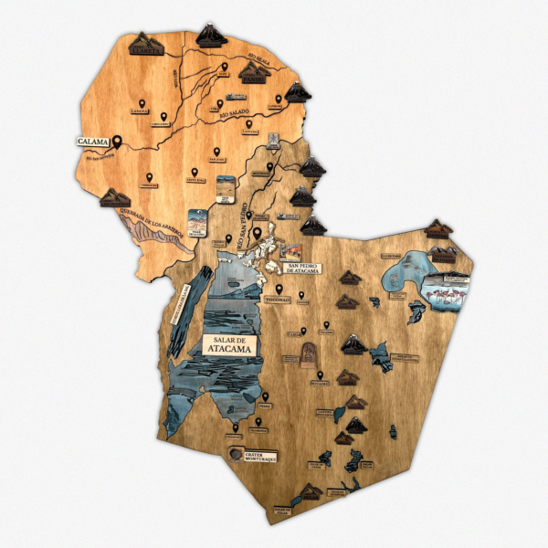 Mapa 3D de madera de San Pedro de Atacama con rótulos como Salar de Atacama y Calama.