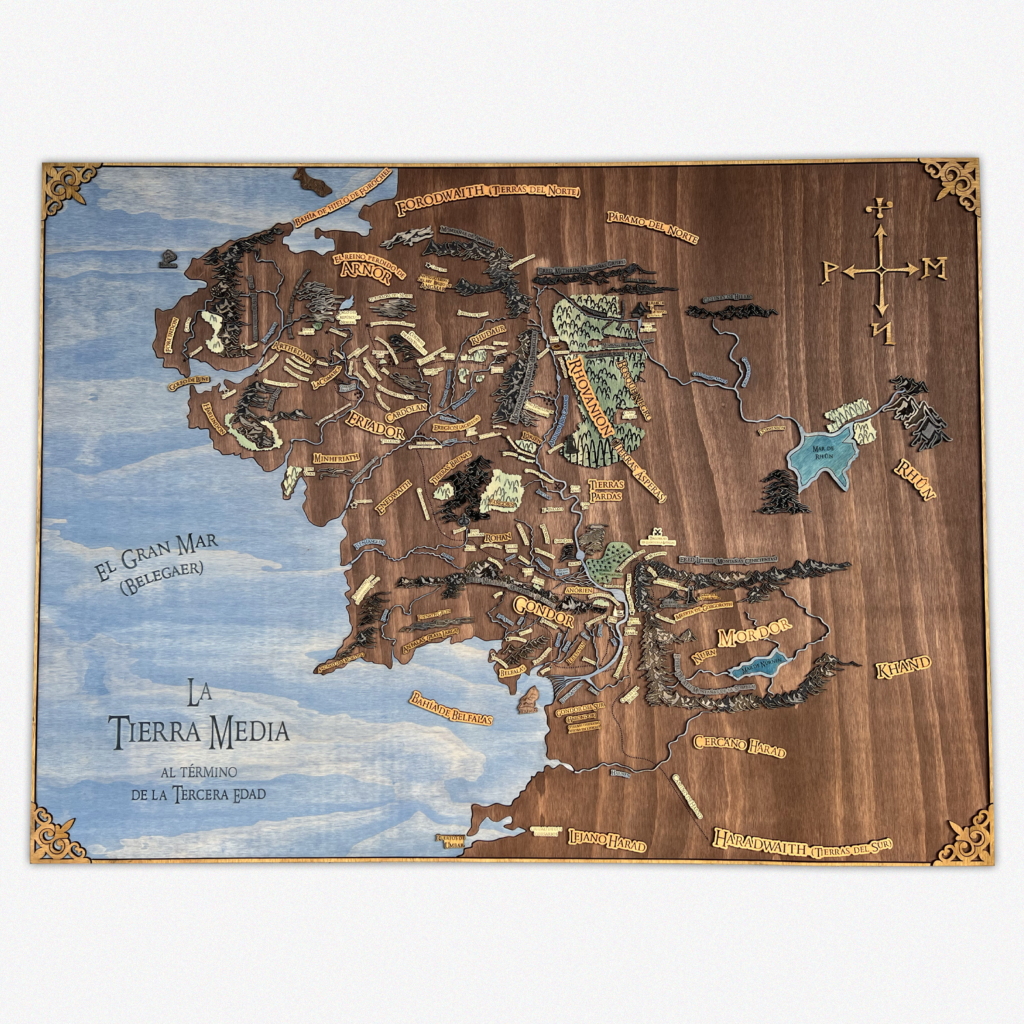 Mapa de Tierra Media en madera 3D con regiones y leyendas como Mordor, Gondor y El Gran Mar