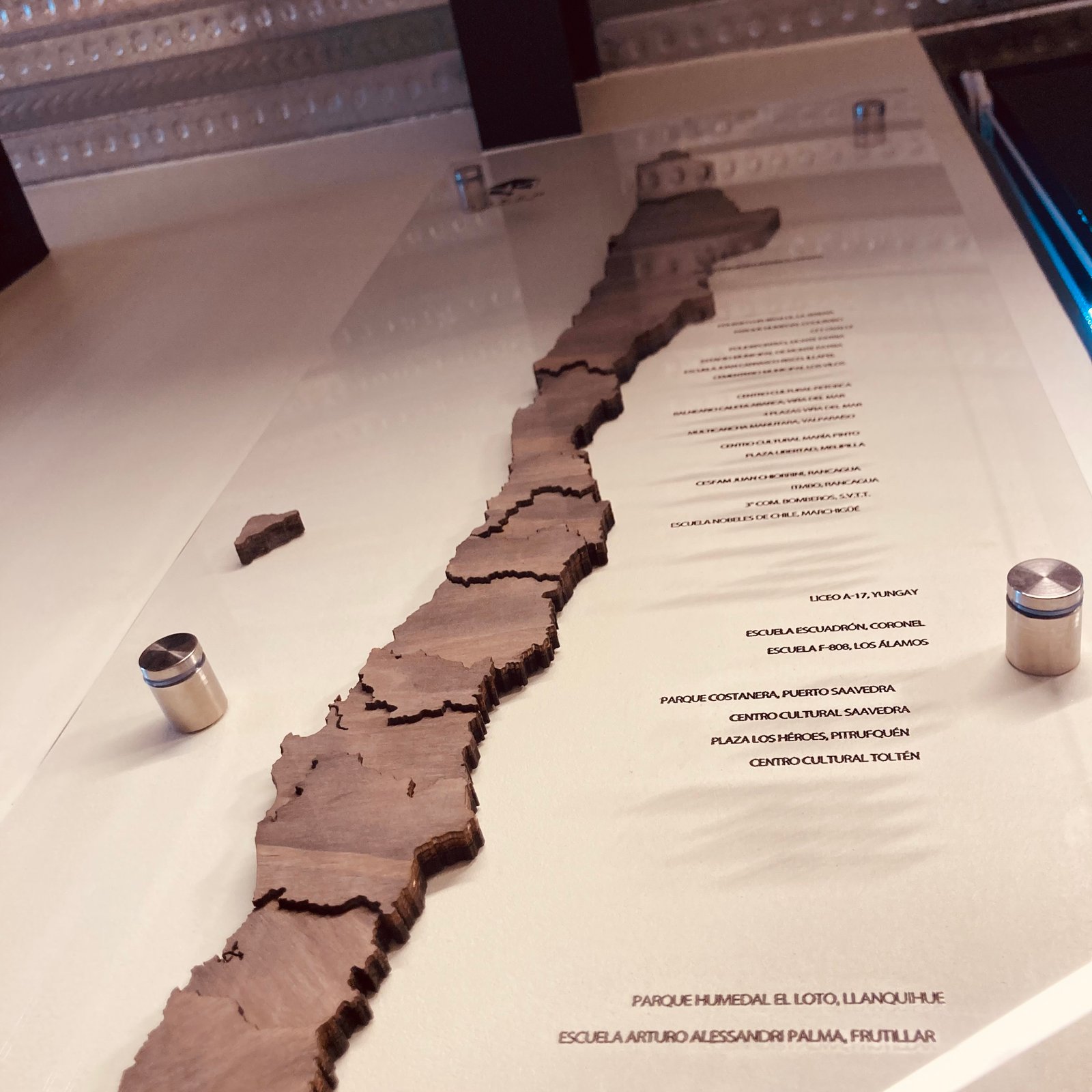 Mapa decorativo en madera para oficinas y espacios corporativos