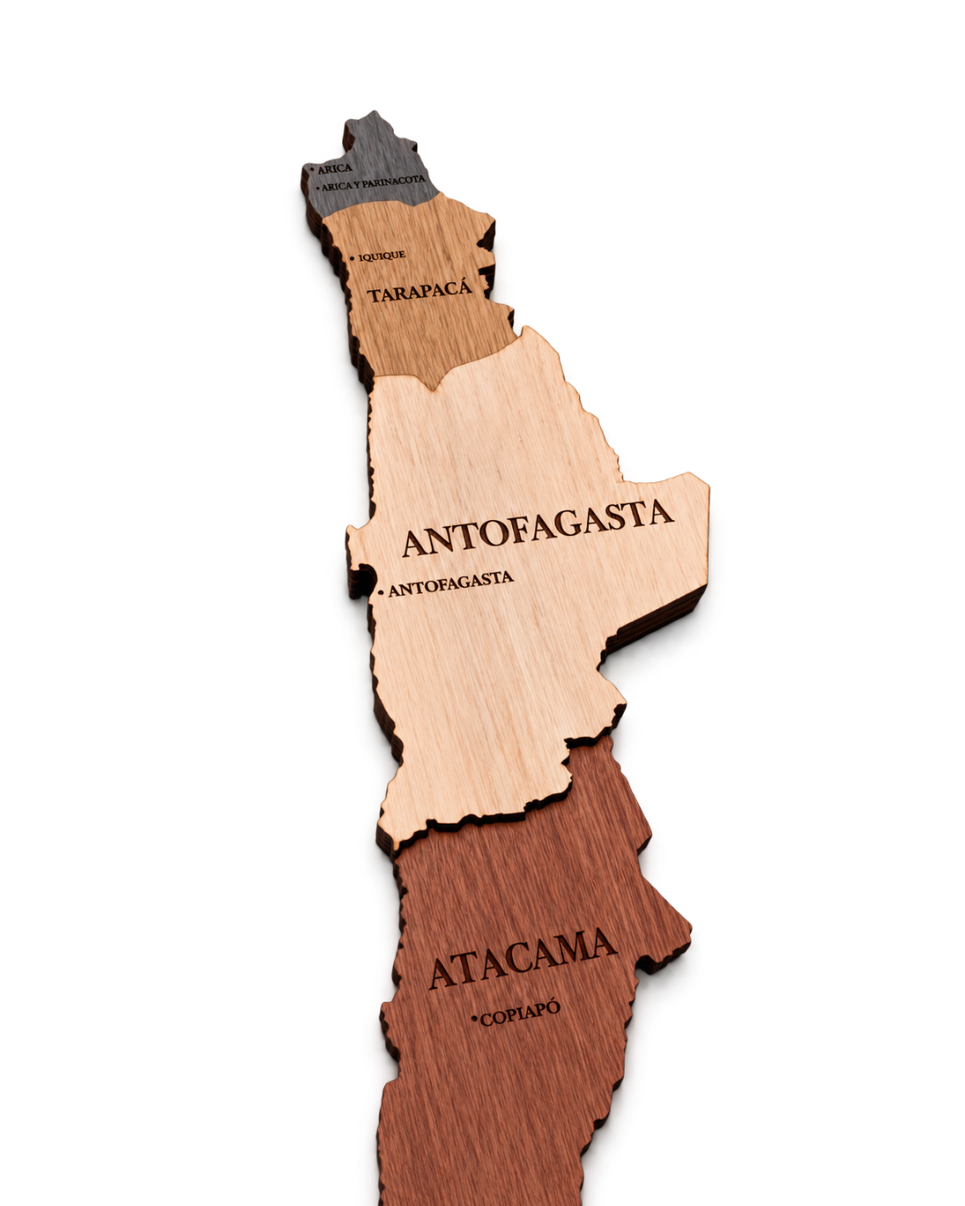 Mapa de Chile en madera con las regiones de Tarapacá, Antofagasta y Atacama, Copiapó.